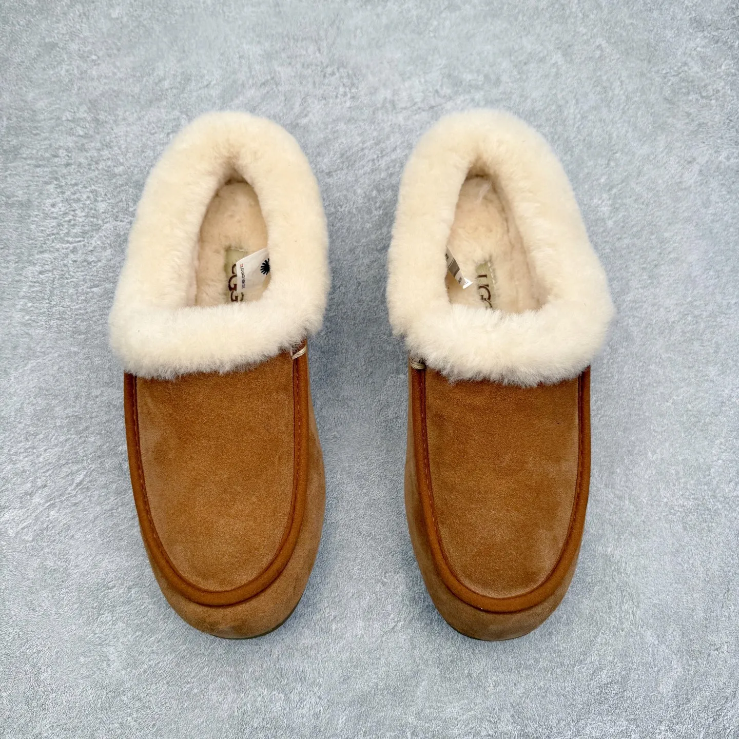 💰480 UGG 1391 Autumn and winter sheepskin and fur integrated snow boots. All shoes are made of ZP same factory. Longfeng A-grade Australian imported sheepskin and fur integrated brand OEM production line. Fully follow the ZP process. OEM original pattern maker. Adhering to the principle of no original shoes and no development selection. Pay attention to every detail. The most authentic TREADLITE "light wing" technology outsole on the market. Lightweight/durable/flexible/pile type [solemn after-sales commitment] If there are major quality problems such as degumming/broken bottom within one month, we will directly replace it with a new one for you! Size: 35 36 37 38 39 40